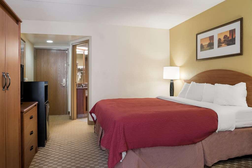 Quality Inn & Suites Saginaw Zimmer foto