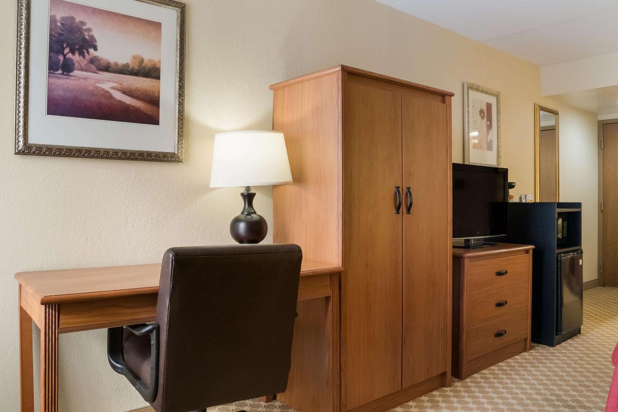 Quality Inn & Suites Saginaw Exterior foto
